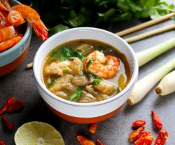 Пошаговый рецепт том яма. tom yam klassicheskii v domashnix. Пошаговый рецепт том яма фото. Пошаговый рецепт том яма-tom yam klassicheskii v domashnix. картинка Пошаговый рецепт том яма. картинка tom yam klassicheskii v domashnix. Суп Том-ям вполне заслужено считается одной из гастрономических «фишек» Таиланда. Любой турист должен его отведать, чтобы в полной мере ощутить колорит этой азиатской страны. Отличительной особенностью этого первого блюда является его острота в сочетании с нежным сливочным вкусом. Есть множество вариаций рецепта приготовления супа том-ям, каждая хозяйка выбирает ту, которая ей и ее семье больше по душе.