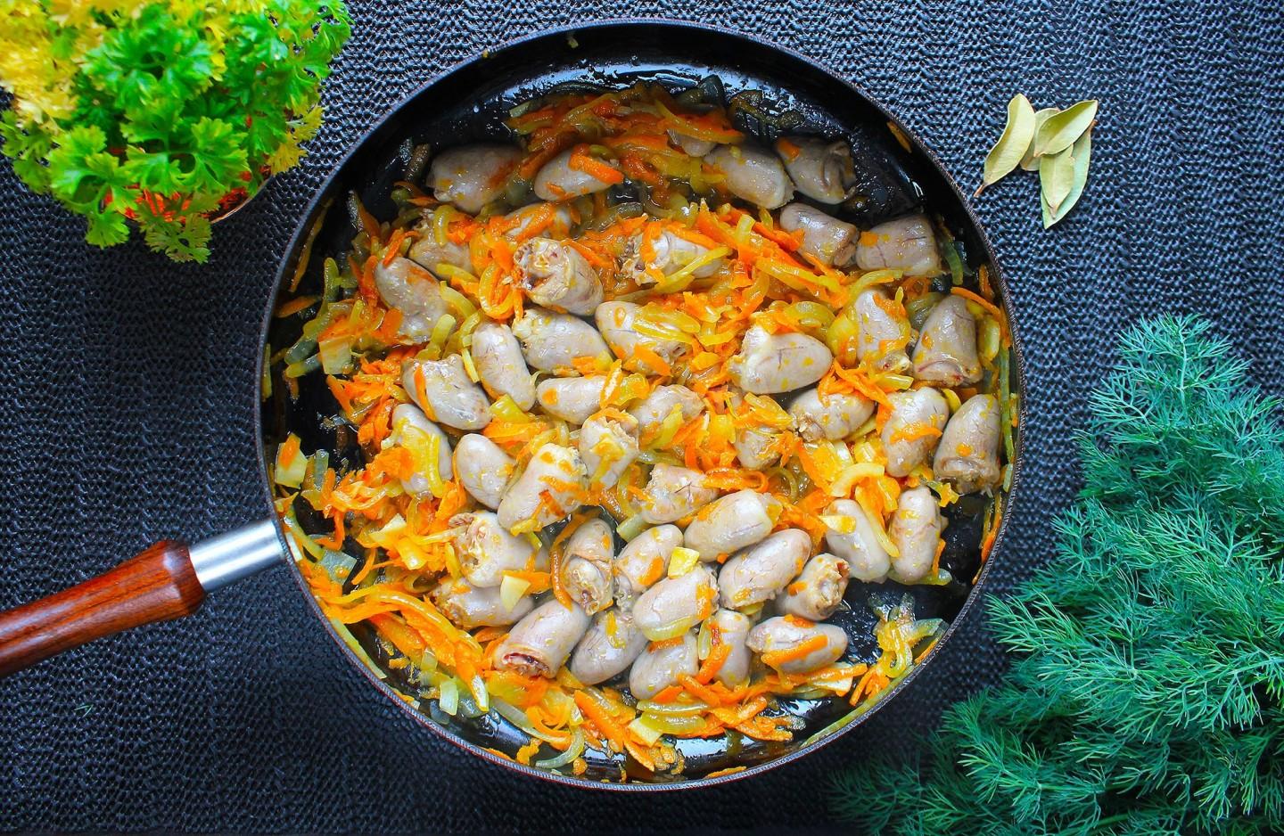 Печень в сметане с луком и морковью на сковороде рецепт с фото пошагово нежная