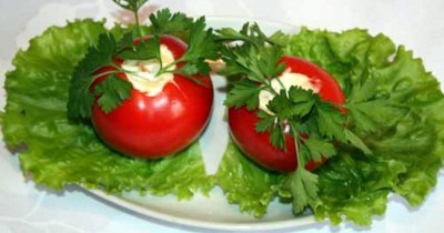 Целые помидоры с зеленью чесноком и сыром