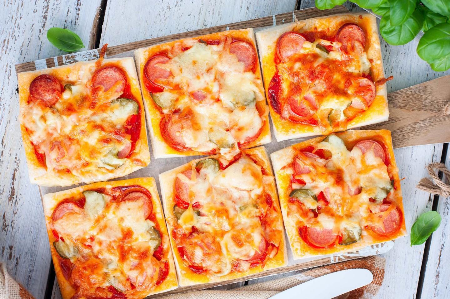 пицца с колбасой помидорами и сыром рецепт в духовке на слоеном тесте фото 97
