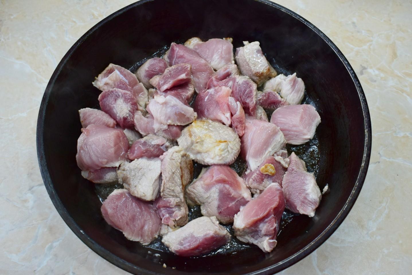 Свинина жареная кусочками рецепты. Мясо кусочками на сковороде. Мясо свинина кусочками на сковороде. Свинина кусочками на сковороде с луком. Свиная шейка на сковороде кусочками.
