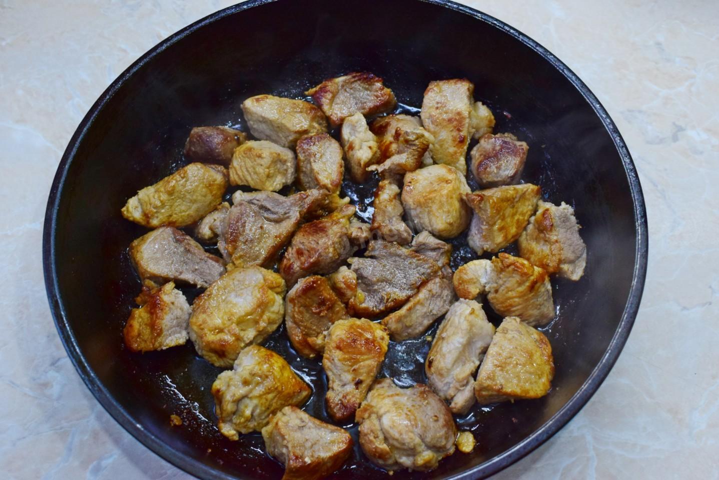Печень свиная жареная с луком на сковороде рецепт с фото пошагово