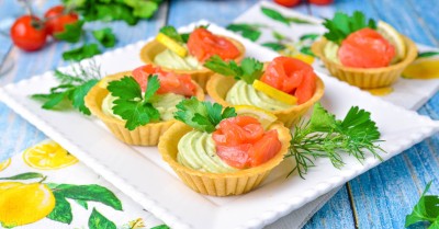 Тарталетки с авокадо красной рыбой и творожным сыром