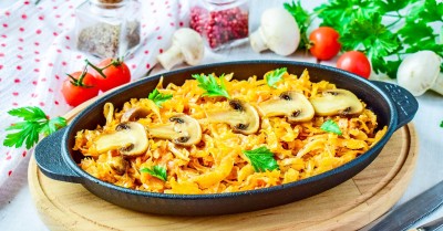 Капуста с шампиньонами тушеная на сковороде