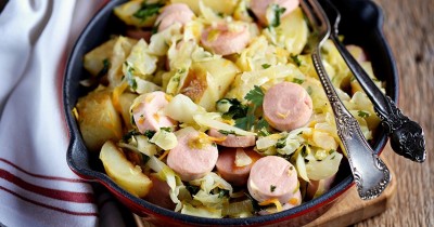 Картофель с капустой, луком, сосисками