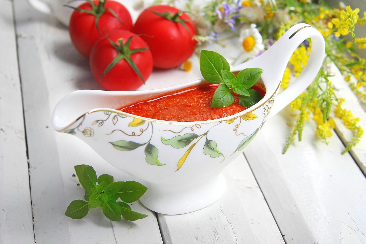 Универсальный сметанно-томатный соус: рецепты приготовления