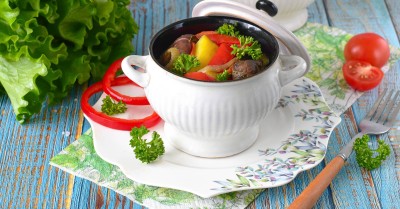 Куриная печень в горшочках в духовке