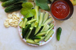 огурцы в томатном соусе на зиму рецепты видео. ogurcy v tomatnom souse na zimu 1629787364 3 min. огурцы в томатном соусе на зиму рецепты видео фото. огурцы в томатном соусе на зиму рецепты видео-ogurcy v tomatnom souse na zimu 1629787364 3 min. картинка огурцы в томатном соусе на зиму рецепты видео. картинка ogurcy v tomatnom souse na zimu 1629787364 3 min. Огурцы в томатной заливке на зиму рецепт вкуснотища Огурцы в томатной заливке в банках Огурцы – 3,2 кг; Сок томатов – 1,25 литра; Лучок рокамболь –0,800 кг; Чеснок – 0,330 кг; Перчик сладкий – 550 гр; Перчик чили – согласно вашим вкусовым пристрастиям и возможностям; Перец горошек (черный, белый и душистый); Листья лаврушки; Соль кухонная – 2 стол. ложки; Рафинад – 5 стол. лож.; Постное масло без запаха – 0,100 кг; Граненая стопка уксуса.