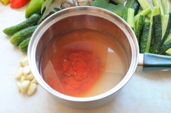 огурцы в томатном соусе на зиму рецепты видео. ogurcy v tomatnom souse na zimu 1629787364 4 min. огурцы в томатном соусе на зиму рецепты видео фото. огурцы в томатном соусе на зиму рецепты видео-ogurcy v tomatnom souse na zimu 1629787364 4 min. картинка огурцы в томатном соусе на зиму рецепты видео. картинка ogurcy v tomatnom souse na zimu 1629787364 4 min. Огурцы в томатной заливке на зиму рецепт вкуснотища Огурцы в томатной заливке в банках Огурцы – 3,2 кг; Сок томатов – 1,25 литра; Лучок рокамболь –0,800 кг; Чеснок – 0,330 кг; Перчик сладкий – 550 гр; Перчик чили – согласно вашим вкусовым пристрастиям и возможностям; Перец горошек (черный, белый и душистый); Листья лаврушки; Соль кухонная – 2 стол. ложки; Рафинад – 5 стол. лож.; Постное масло без запаха – 0,100 кг; Граненая стопка уксуса.