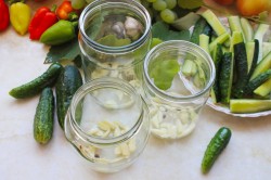 огурцы в томатном соусе на зиму рецепты видео. ogurcy v tomatnom souse na zimu 1629787365 5 min. огурцы в томатном соусе на зиму рецепты видео фото. огурцы в томатном соусе на зиму рецепты видео-ogurcy v tomatnom souse na zimu 1629787365 5 min. картинка огурцы в томатном соусе на зиму рецепты видео. картинка ogurcy v tomatnom souse na zimu 1629787365 5 min. Огурцы в томатной заливке на зиму рецепт вкуснотища Огурцы в томатной заливке в банках Огурцы – 3,2 кг; Сок томатов – 1,25 литра; Лучок рокамболь –0,800 кг; Чеснок – 0,330 кг; Перчик сладкий – 550 гр; Перчик чили – согласно вашим вкусовым пристрастиям и возможностям; Перец горошек (черный, белый и душистый); Листья лаврушки; Соль кухонная – 2 стол. ложки; Рафинад – 5 стол. лож.; Постное масло без запаха – 0,100 кг; Граненая стопка уксуса.
