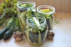 огурцы в томатном соусе на зиму рецепты видео. ogurcy v tomatnom souse na zimu 1629787365 6 min. огурцы в томатном соусе на зиму рецепты видео фото. огурцы в томатном соусе на зиму рецепты видео-ogurcy v tomatnom souse na zimu 1629787365 6 min. картинка огурцы в томатном соусе на зиму рецепты видео. картинка ogurcy v tomatnom souse na zimu 1629787365 6 min. Огурцы в томатной заливке на зиму рецепт вкуснотища Огурцы в томатной заливке в банках Огурцы – 3,2 кг; Сок томатов – 1,25 литра; Лучок рокамболь –0,800 кг; Чеснок – 0,330 кг; Перчик сладкий – 550 гр; Перчик чили – согласно вашим вкусовым пристрастиям и возможностям; Перец горошек (черный, белый и душистый); Листья лаврушки; Соль кухонная – 2 стол. ложки; Рафинад – 5 стол. лож.; Постное масло без запаха – 0,100 кг; Граненая стопка уксуса.