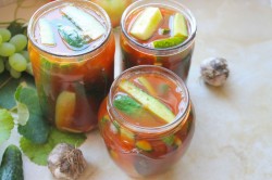 огурцы в томатном соусе на зиму рецепты видео. ogurcy v tomatnom souse na zimu 1629787366 7 min. огурцы в томатном соусе на зиму рецепты видео фото. огурцы в томатном соусе на зиму рецепты видео-ogurcy v tomatnom souse na zimu 1629787366 7 min. картинка огурцы в томатном соусе на зиму рецепты видео. картинка ogurcy v tomatnom souse na zimu 1629787366 7 min. Огурцы в томатной заливке на зиму рецепт вкуснотища Огурцы в томатной заливке в банках Огурцы – 3,2 кг; Сок томатов – 1,25 литра; Лучок рокамболь –0,800 кг; Чеснок – 0,330 кг; Перчик сладкий – 550 гр; Перчик чили – согласно вашим вкусовым пристрастиям и возможностям; Перец горошек (черный, белый и душистый); Листья лаврушки; Соль кухонная – 2 стол. ложки; Рафинад – 5 стол. лож.; Постное масло без запаха – 0,100 кг; Граненая стопка уксуса.