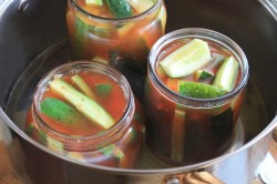 огурцы в томатном соусе на зиму рецепты видео. ogurcy v tomatnom souse na zimu 1629787366 8 min. огурцы в томатном соусе на зиму рецепты видео фото. огурцы в томатном соусе на зиму рецепты видео-ogurcy v tomatnom souse na zimu 1629787366 8 min. картинка огурцы в томатном соусе на зиму рецепты видео. картинка ogurcy v tomatnom souse na zimu 1629787366 8 min. Огурцы в томатной заливке на зиму рецепт вкуснотища Огурцы в томатной заливке в банках Огурцы – 3,2 кг; Сок томатов – 1,25 литра; Лучок рокамболь –0,800 кг; Чеснок – 0,330 кг; Перчик сладкий – 550 гр; Перчик чили – согласно вашим вкусовым пристрастиям и возможностям; Перец горошек (черный, белый и душистый); Листья лаврушки; Соль кухонная – 2 стол. ложки; Рафинад – 5 стол. лож.; Постное масло без запаха – 0,100 кг; Граненая стопка уксуса.