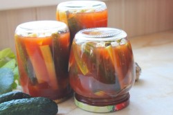 огурцы в томатном соусе на зиму рецепты видео. ogurcy v tomatnom souse na zimu 1629787367 9 min. огурцы в томатном соусе на зиму рецепты видео фото. огурцы в томатном соусе на зиму рецепты видео-ogurcy v tomatnom souse na zimu 1629787367 9 min. картинка огурцы в томатном соусе на зиму рецепты видео. картинка ogurcy v tomatnom souse na zimu 1629787367 9 min. Огурцы в томатной заливке на зиму рецепт вкуснотища Огурцы в томатной заливке в банках Огурцы – 3,2 кг; Сок томатов – 1,25 литра; Лучок рокамболь –0,800 кг; Чеснок – 0,330 кг; Перчик сладкий – 550 гр; Перчик чили – согласно вашим вкусовым пристрастиям и возможностям; Перец горошек (черный, белый и душистый); Листья лаврушки; Соль кухонная – 2 стол. ложки; Рафинад – 5 стол. лож.; Постное масло без запаха – 0,100 кг; Граненая стопка уксуса.