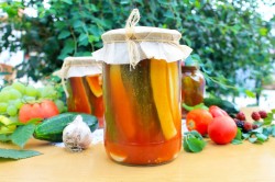огурцы в томатном соусе на зиму рецепты видео. ogurcy v tomatnom souse na zimu 1629787368 10 min. огурцы в томатном соусе на зиму рецепты видео фото. огурцы в томатном соусе на зиму рецепты видео-ogurcy v tomatnom souse na zimu 1629787368 10 min. картинка огурцы в томатном соусе на зиму рецепты видео. картинка ogurcy v tomatnom souse na zimu 1629787368 10 min. Огурцы в томатной заливке на зиму рецепт вкуснотища Огурцы в томатной заливке в банках Огурцы – 3,2 кг; Сок томатов – 1,25 литра; Лучок рокамболь –0,800 кг; Чеснок – 0,330 кг; Перчик сладкий – 550 гр; Перчик чили – согласно вашим вкусовым пристрастиям и возможностям; Перец горошек (черный, белый и душистый); Листья лаврушки; Соль кухонная – 2 стол. ложки; Рафинад – 5 стол. лож.; Постное масло без запаха – 0,100 кг; Граненая стопка уксуса.