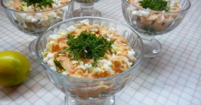 Салат из печени минтая с помидорами, оливками и луком