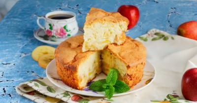 Простая шарлотка с яблоками в духовке пышная