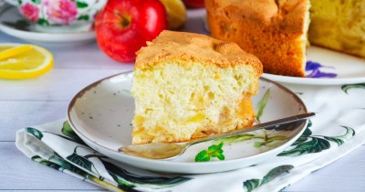 Простая шарлотка с яблоками в духовке пышная