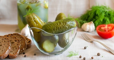 Малосольные огурцы с чесноком в банке без масла
