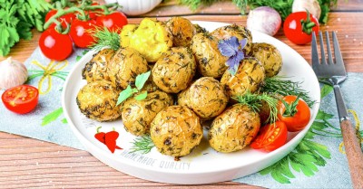 Молодая картошка с чесноком в духовке