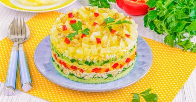 Слоеный салат с ананасом и курицей
