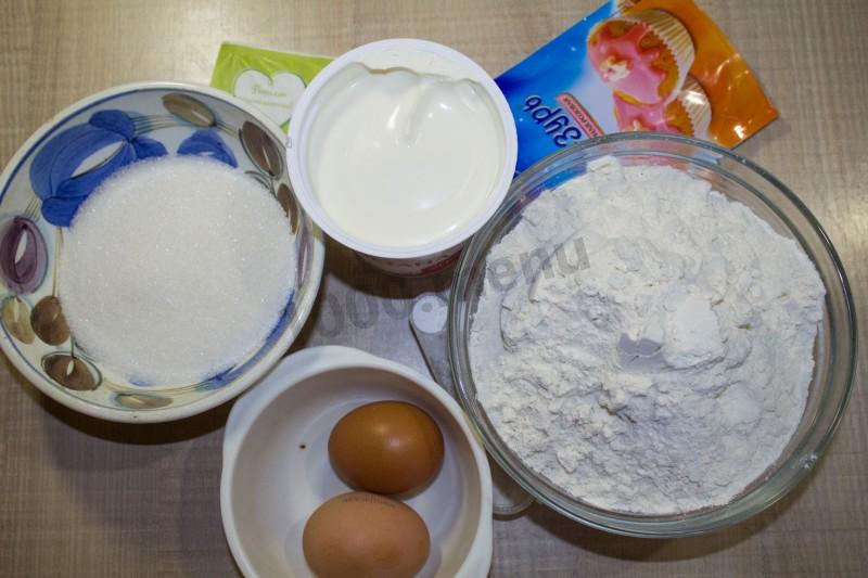 Рецепт яйца кефир сахар. Яйцо сметана мука. Сметана яйца мука сахар. Сметана сахарная пудра яйцо. Готовка из яиц и муки.