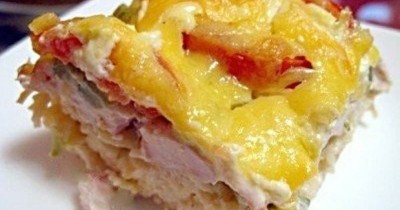 Запеканка из спагетти с курицей и маринованными огурцами