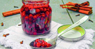 Моченая брусника на зиму с корицей и гвоздикой
