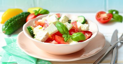 Салат с сыром фета и помидорами