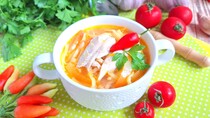 Курячий суп з овочами і локшиною