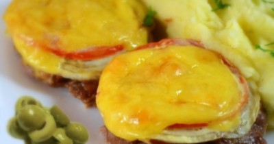 Котлеты в духовке с хлебом сыром и помидорами