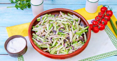 Салат с жареной редькой мясом и луком