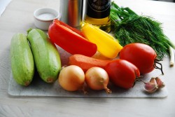 овощное соте с курицей и кабачками. sote iz kabachkov 1636261795 1 min. овощное соте с курицей и кабачками фото. овощное соте с курицей и кабачками-sote iz kabachkov 1636261795 1 min. картинка овощное соте с курицей и кабачками. картинка sote iz kabachkov 1636261795 1 min. Соте из овощей называют вариациями на тему рагу, но есть и главное отличие. Первое блюдо – родом из Франции, свое название получило от слова «прыжок», благодаря способу приготовления – в сотейнике. Ингредиенты не перемешивают, а подбрасывают, чтобы не повредить кусочки, иначе они станут пускать сок, а не сохранять его внутри.