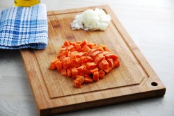 овощное соте с курицей и кабачками. sote iz kabachkov 1636261796 2 min. овощное соте с курицей и кабачками фото. овощное соте с курицей и кабачками-sote iz kabachkov 1636261796 2 min. картинка овощное соте с курицей и кабачками. картинка sote iz kabachkov 1636261796 2 min. Соте из овощей называют вариациями на тему рагу, но есть и главное отличие. Первое блюдо – родом из Франции, свое название получило от слова «прыжок», благодаря способу приготовления – в сотейнике. Ингредиенты не перемешивают, а подбрасывают, чтобы не повредить кусочки, иначе они станут пускать сок, а не сохранять его внутри.