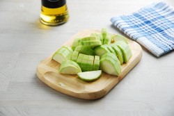 овощное соте с курицей и кабачками. sote iz kabachkov 1636261799 4 min. овощное соте с курицей и кабачками фото. овощное соте с курицей и кабачками-sote iz kabachkov 1636261799 4 min. картинка овощное соте с курицей и кабачками. картинка sote iz kabachkov 1636261799 4 min. Соте из овощей называют вариациями на тему рагу, но есть и главное отличие. Первое блюдо – родом из Франции, свое название получило от слова «прыжок», благодаря способу приготовления – в сотейнике. Ингредиенты не перемешивают, а подбрасывают, чтобы не повредить кусочки, иначе они станут пускать сок, а не сохранять его внутри.