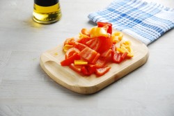 овощное соте с курицей и кабачками. sote iz kabachkov 1636261800 5 min. овощное соте с курицей и кабачками фото. овощное соте с курицей и кабачками-sote iz kabachkov 1636261800 5 min. картинка овощное соте с курицей и кабачками. картинка sote iz kabachkov 1636261800 5 min. Соте из овощей называют вариациями на тему рагу, но есть и главное отличие. Первое блюдо – родом из Франции, свое название получило от слова «прыжок», благодаря способу приготовления – в сотейнике. Ингредиенты не перемешивают, а подбрасывают, чтобы не повредить кусочки, иначе они станут пускать сок, а не сохранять его внутри.