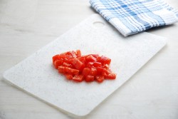 овощное соте с курицей и кабачками. sote iz kabachkov 1636261801 6 min. овощное соте с курицей и кабачками фото. овощное соте с курицей и кабачками-sote iz kabachkov 1636261801 6 min. картинка овощное соте с курицей и кабачками. картинка sote iz kabachkov 1636261801 6 min. Соте из овощей называют вариациями на тему рагу, но есть и главное отличие. Первое блюдо – родом из Франции, свое название получило от слова «прыжок», благодаря способу приготовления – в сотейнике. Ингредиенты не перемешивают, а подбрасывают, чтобы не повредить кусочки, иначе они станут пускать сок, а не сохранять его внутри.