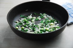 овощное соте с курицей и кабачками. sote iz kabachkov 1636261803 8 min. овощное соте с курицей и кабачками фото. овощное соте с курицей и кабачками-sote iz kabachkov 1636261803 8 min. картинка овощное соте с курицей и кабачками. картинка sote iz kabachkov 1636261803 8 min. Соте из овощей называют вариациями на тему рагу, но есть и главное отличие. Первое блюдо – родом из Франции, свое название получило от слова «прыжок», благодаря способу приготовления – в сотейнике. Ингредиенты не перемешивают, а подбрасывают, чтобы не повредить кусочки, иначе они станут пускать сок, а не сохранять его внутри.