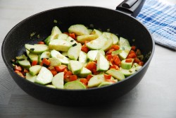 овощное соте с курицей и кабачками. sote iz kabachkov 1636261805 10 min. овощное соте с курицей и кабачками фото. овощное соте с курицей и кабачками-sote iz kabachkov 1636261805 10 min. картинка овощное соте с курицей и кабачками. картинка sote iz kabachkov 1636261805 10 min. Соте из овощей называют вариациями на тему рагу, но есть и главное отличие. Первое блюдо – родом из Франции, свое название получило от слова «прыжок», благодаря способу приготовления – в сотейнике. Ингредиенты не перемешивают, а подбрасывают, чтобы не повредить кусочки, иначе они станут пускать сок, а не сохранять его внутри.