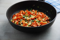 овощное соте с курицей и кабачками. sote iz kabachkov 1636261805 9 min. овощное соте с курицей и кабачками фото. овощное соте с курицей и кабачками-sote iz kabachkov 1636261805 9 min. картинка овощное соте с курицей и кабачками. картинка sote iz kabachkov 1636261805 9 min. Соте из овощей называют вариациями на тему рагу, но есть и главное отличие. Первое блюдо – родом из Франции, свое название получило от слова «прыжок», благодаря способу приготовления – в сотейнике. Ингредиенты не перемешивают, а подбрасывают, чтобы не повредить кусочки, иначе они станут пускать сок, а не сохранять его внутри.
