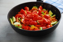 овощное соте с курицей и кабачками. sote iz kabachkov 1636261808 12 min. овощное соте с курицей и кабачками фото. овощное соте с курицей и кабачками-sote iz kabachkov 1636261808 12 min. картинка овощное соте с курицей и кабачками. картинка sote iz kabachkov 1636261808 12 min. Соте из овощей называют вариациями на тему рагу, но есть и главное отличие. Первое блюдо – родом из Франции, свое название получило от слова «прыжок», благодаря способу приготовления – в сотейнике. Ингредиенты не перемешивают, а подбрасывают, чтобы не повредить кусочки, иначе они станут пускать сок, а не сохранять его внутри.