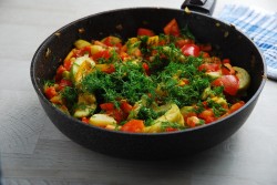 овощное соте с курицей и кабачками. sote iz kabachkov 1636261810 13 min. овощное соте с курицей и кабачками фото. овощное соте с курицей и кабачками-sote iz kabachkov 1636261810 13 min. картинка овощное соте с курицей и кабачками. картинка sote iz kabachkov 1636261810 13 min. Соте из овощей называют вариациями на тему рагу, но есть и главное отличие. Первое блюдо – родом из Франции, свое название получило от слова «прыжок», благодаря способу приготовления – в сотейнике. Ингредиенты не перемешивают, а подбрасывают, чтобы не повредить кусочки, иначе они станут пускать сок, а не сохранять его внутри.