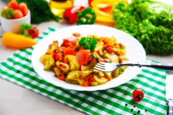 овощное соте с курицей и кабачками. sote iz kabachkov 1636261819 19 min. овощное соте с курицей и кабачками фото. овощное соте с курицей и кабачками-sote iz kabachkov 1636261819 19 min. картинка овощное соте с курицей и кабачками. картинка sote iz kabachkov 1636261819 19 min. Соте из овощей называют вариациями на тему рагу, но есть и главное отличие. Первое блюдо – родом из Франции, свое название получило от слова «прыжок», благодаря способу приготовления – в сотейнике. Ингредиенты не перемешивают, а подбрасывают, чтобы не повредить кусочки, иначе они станут пускать сок, а не сохранять его внутри.