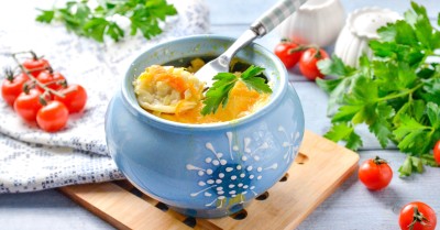 Пельмени в горшочках с сыром и сметаной