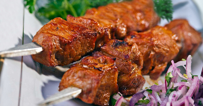 Шашлык из говядины на мангале, маринад на кефире и горчице