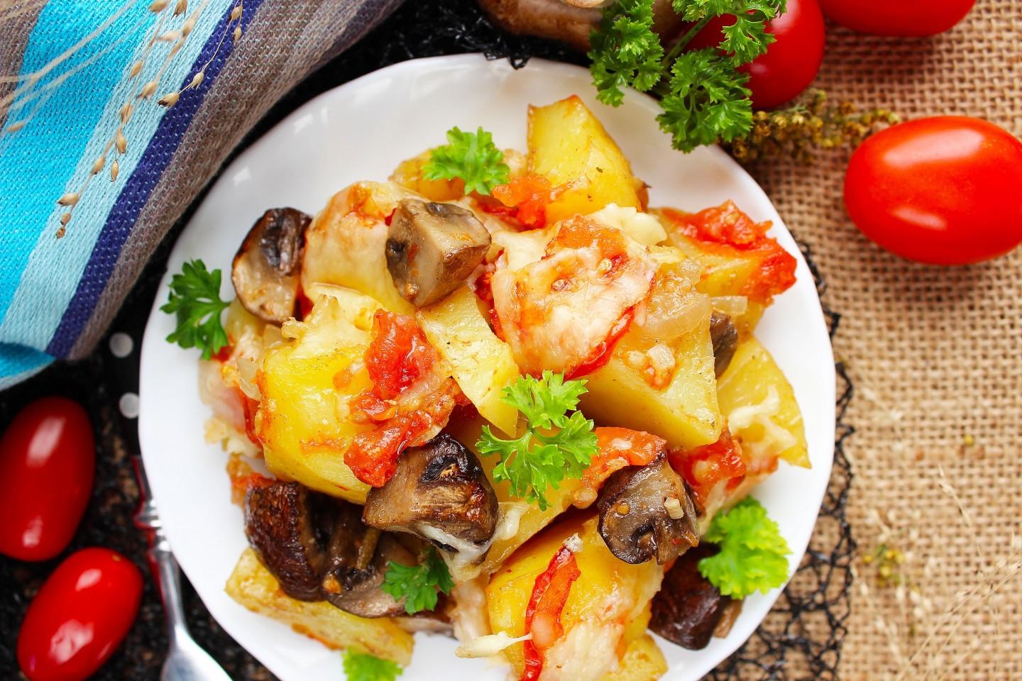 Мясо картошка грибы помидоры сыр в духовке слоями рецепт с фото