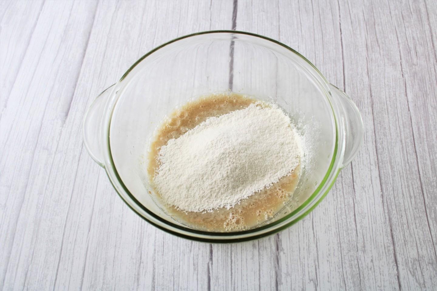 Рецепт теста для с сахаром. Дрожжевая смесь. Обмакиваем тесто в сахар вертикальные. Обмакиваем тесто в сахар.