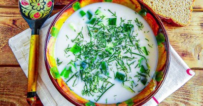 Окрошка классическая на кефире с колбасой яйцом и огурцами