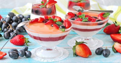 Десерт из сметаны и желатина с ягодами