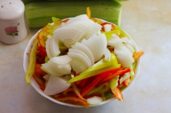 как делать лечо на зиму из помидоров и перца и моркови и лука и кабачками. Смотреть фото как делать лечо на зиму из помидоров и перца и моркови и лука и кабачками. Смотреть картинку как делать лечо на зиму из помидоров и перца и моркови и лука и кабачками. Картинка про как делать лечо на зиму из помидоров и перца и моркови и лука и кабачками. Фото как делать лечо на зиму из помидоров и перца и моркови и лука и кабачками